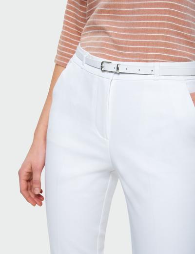 Białe eleganckie spodnie damskie z paskiem
