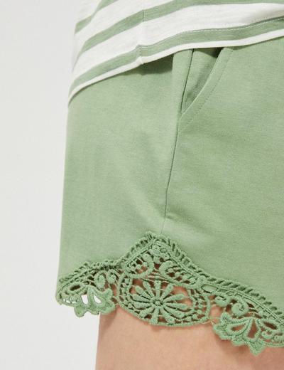Dresowe szorty z krótkimi nogawkami z koronką oliwkowe