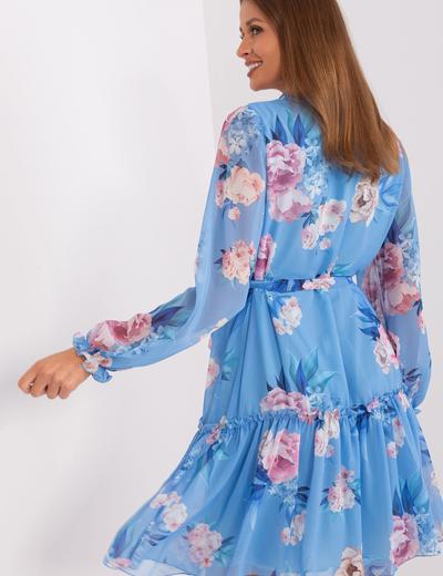 Niebieska sukienka w kwiaty z falbaną