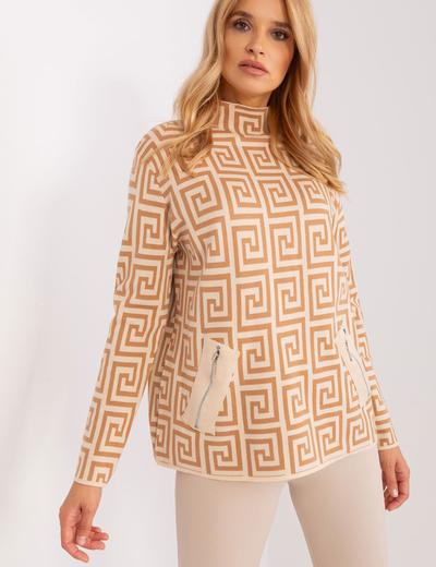 Camelowo-beżowy sweter z półgolfem we wzory