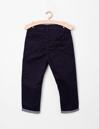 Granatowe spodnie dla niemowlaka z ozdobnymi mankietami