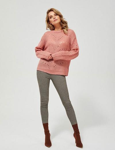 Sweter damski - różowy z ażurowym wzorem