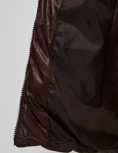 Damska kurtka brązowa pikowana z odpinanym kapturem