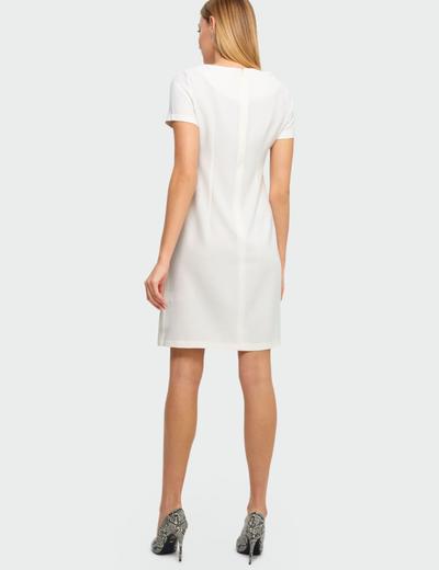 Klasyczna biała sukienka o prostym kroju