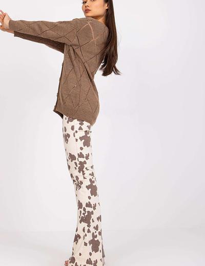 Sweter damski z ozdobnymi guzikami - brązowy