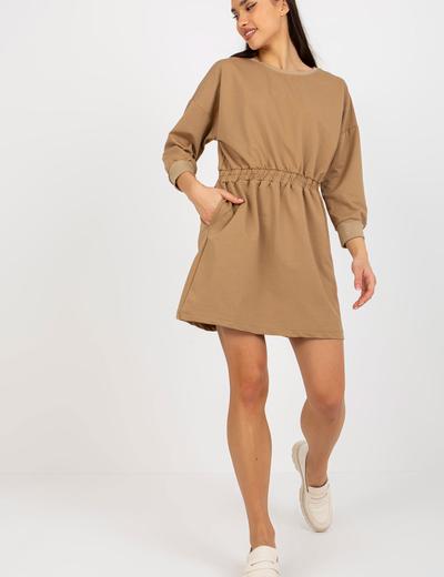 Camelowa mini sukienka damska dresowa z gumką w pasie