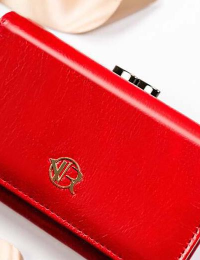 Pojemny portfel damski czerwony ze skóry naturalnej i ekologicznej - Rovicky