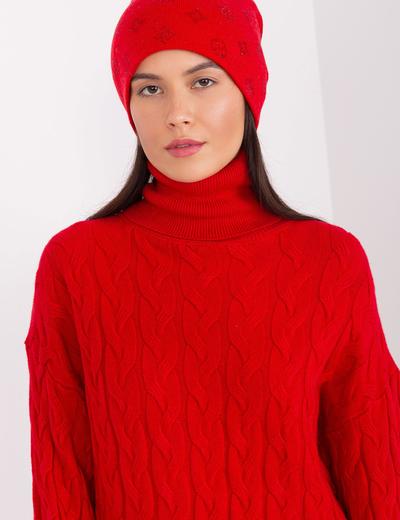 Czerwona czapka zimowa z aplikacjami