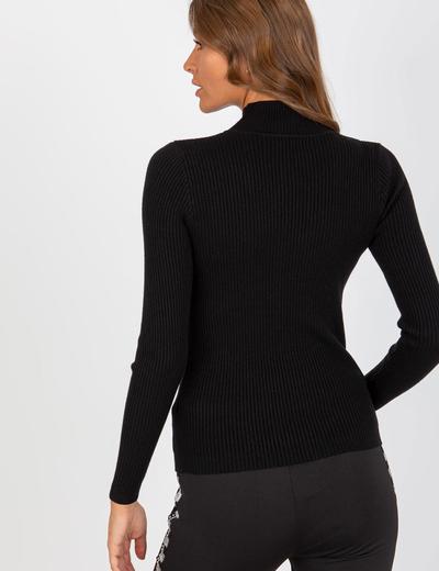 Czarny dopasowany sweter z półgolfem w prążek