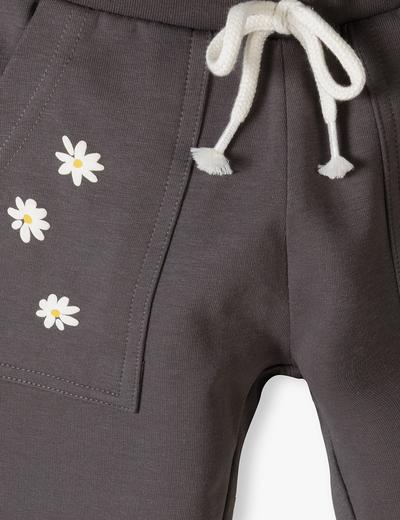 Dzianinowe spodnie dziewczęce - szare z ozdobnymi kwiatkami