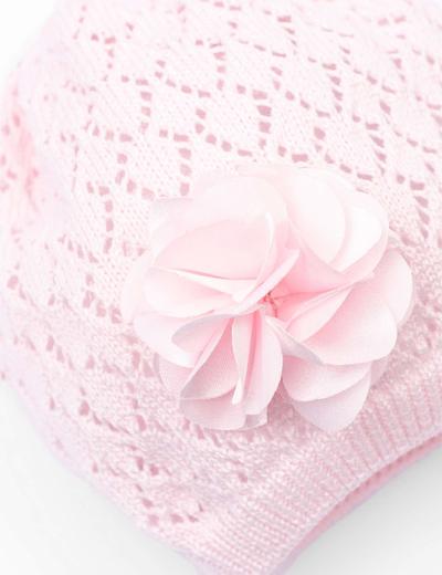 Różowa czapka dla niemowlaka z kwiatem