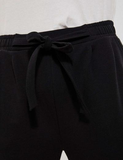 Luźne czarne spodnie dresowe damskie z wiązaniem