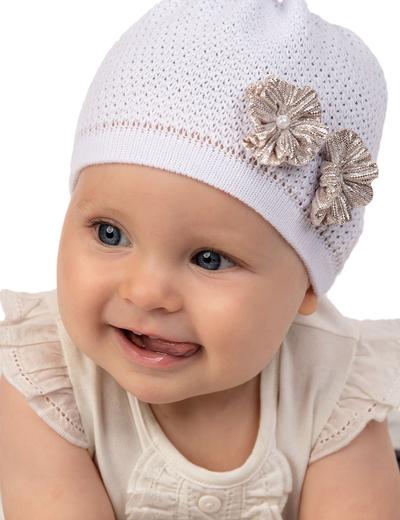 Czapka niemowlęca bawełniana biała z ozdobnymi kwiatkami