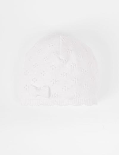 Biała ażurowa czapka dla niemowlaka