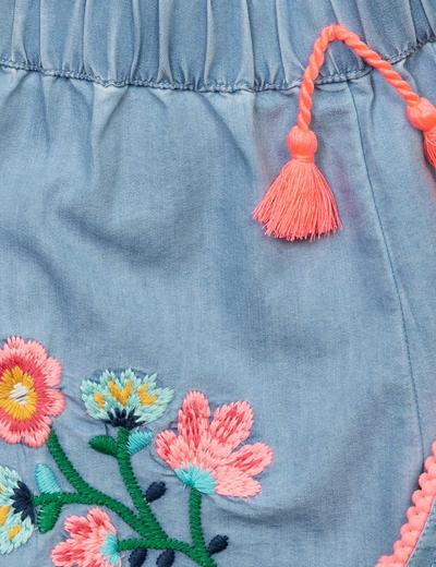 Niebieskie szorty niemowlęce z elastyczną talią oraz kolorowymi kwiatami dla dziewczynki