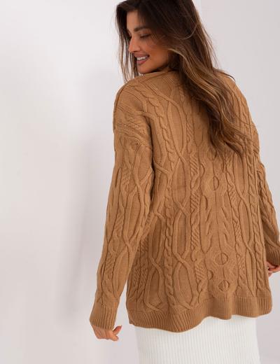 Camelowy rozpinany sweter w warkoczowe wzory