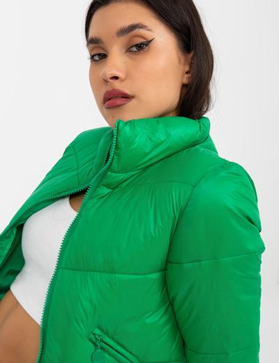 Zielona krótka przejściowa kurtka pikowana z kieszeniami