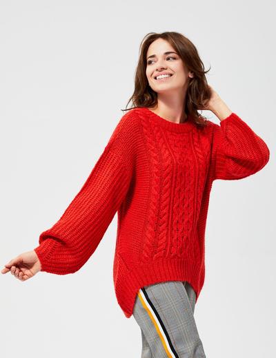 Czerwony sweter damski o wyraźnym splocie