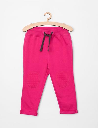 Różowe dresy dla dziewczynki z łatkami na kolanach