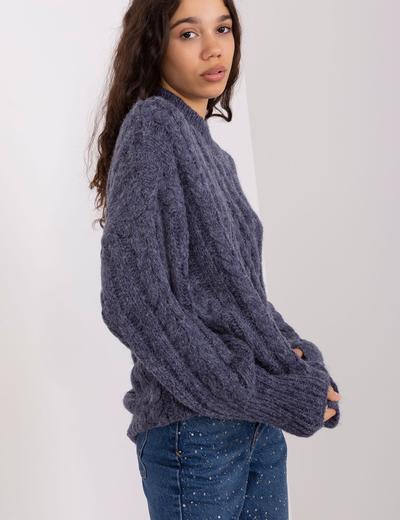 Granatowy dzianinowy sweter z warkoczami