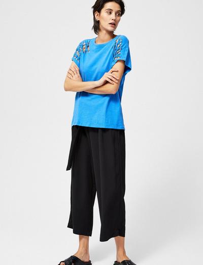 T-shirt damski bawełniany z ozdobnymi wycięciami- niebieski