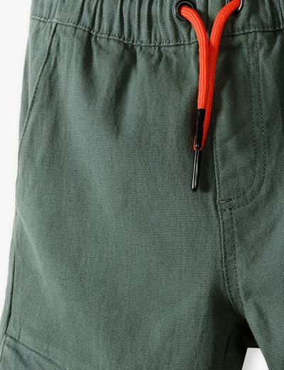 Zielone spodnie joggery dla chłopca