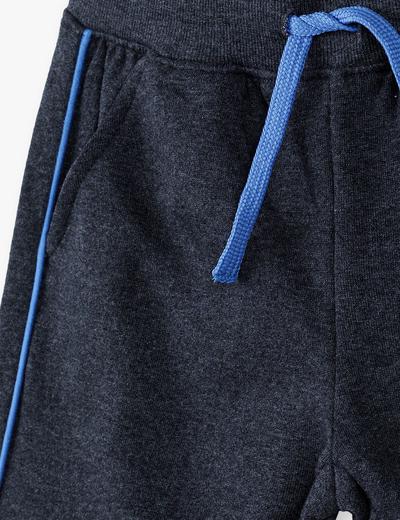 Spodnie dresowe chłopięce szare z niebieskimi wstawkami