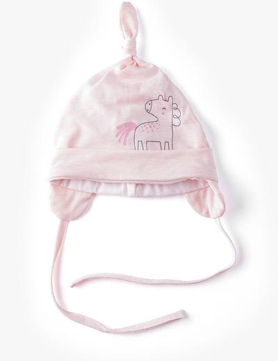 Różowa wiązana pod szyją czapka dla niemowlaka