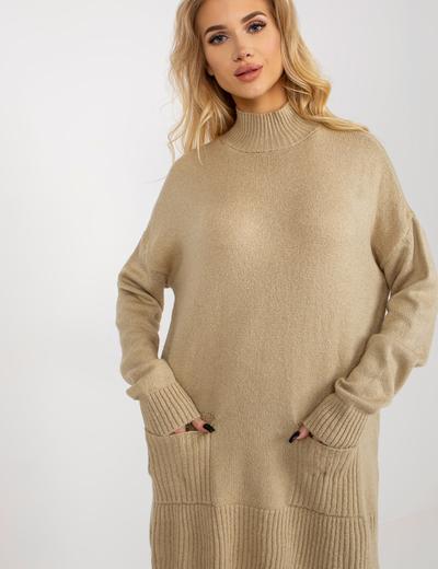 Beżowy długi sweter oversize z kieszeniami i półgolfem