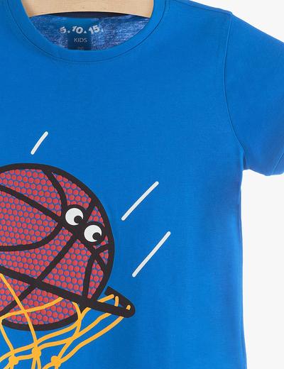 T-Shirt chłopięcy niebieski z nadrukowaną piłką do koszykówki