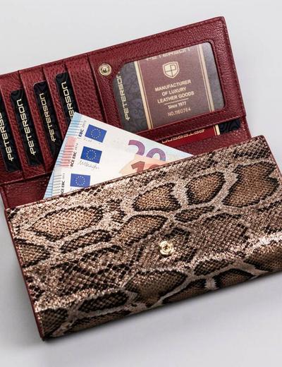 Lakierowany portfel na karty z wężowym wzorem - Peterson