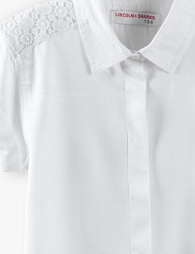 Biała elegancka koszula z ozdobną koronką