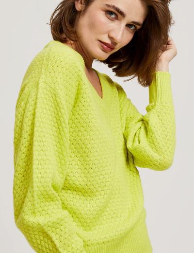 Limonkowy sweter damski z dekoltem w serek