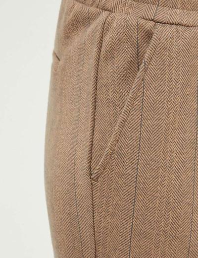 Spodnie damskie na całości zdobione wzorem w jodełkę - beżowe