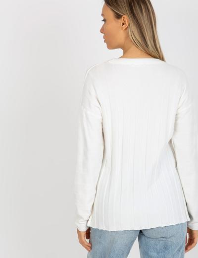 Ecru prążkowany sweter klasyczny z wiskozą