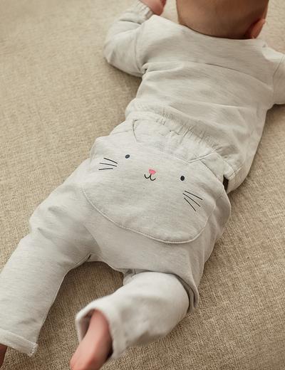 Szare spodnie dresowe niemowlęce z kotkiem