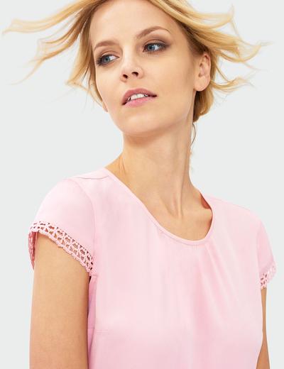Różowa bluzka damska z koronką przy rękawkach