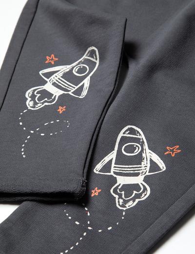 Szare bawełniane spodnie niemowlęce z kosmicznym nadrukiem na kolanach
