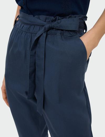 Niebieskie luźne spodnie z paskiem z lyocellu
