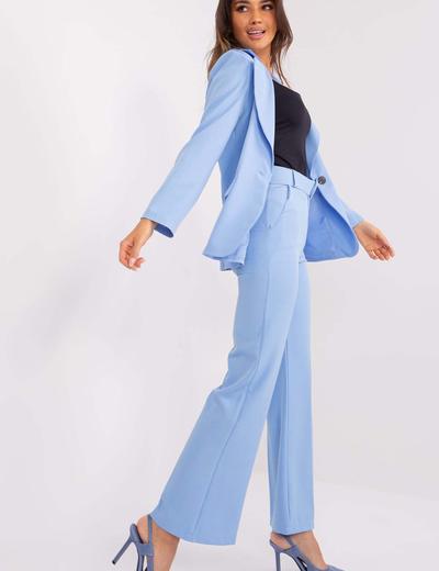 Jasnoniebieskie garniturowe spodnie damskie z kieszeniami