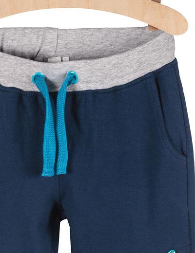Spodnie dresowe dla chłopca - granatowe z niebieskimi wstawkami