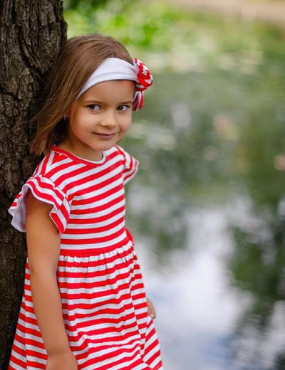 Dziewczęca sukienka z opaską w biało-czerwone paski