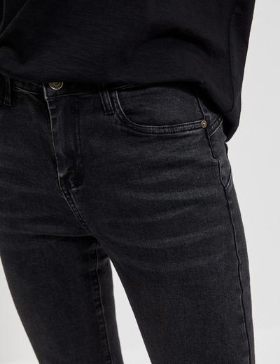 Czarne spodnie damskie jeansowe skinny z przetarciami