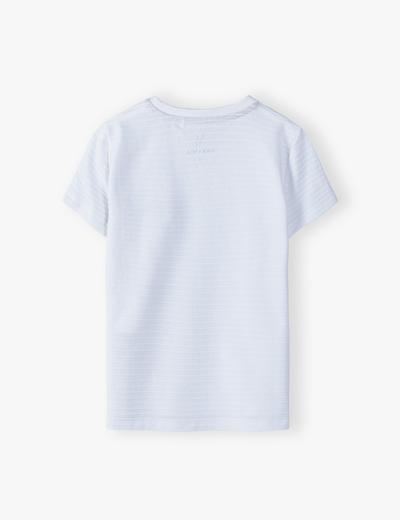 Bawełniany prążkowany t-shirt chłopięcy z ozdobną kieszonką - biały