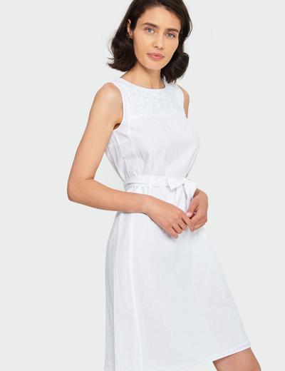 Biała bawełniana sukienka o luźnym kroju z dekoracyjną wstawką przy dekolcie
