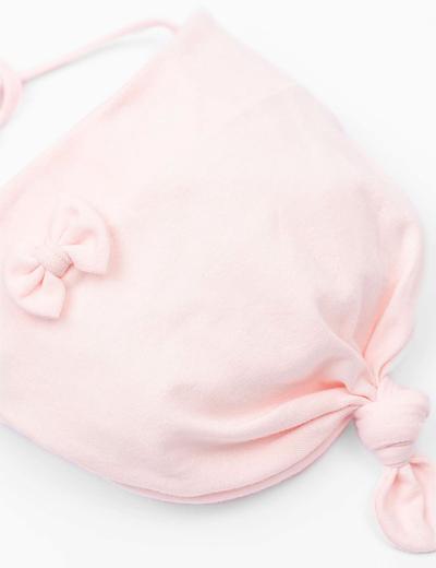 Różowa czapka dla niemowlaka- wiązana pod szyją