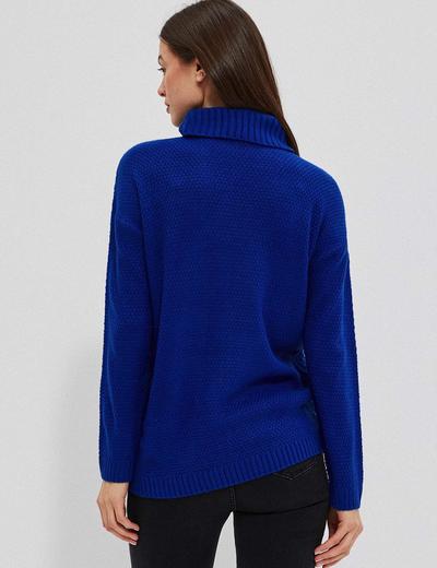 Akrylowy sweter damski z golfem w warkoczowy splot- niebieski