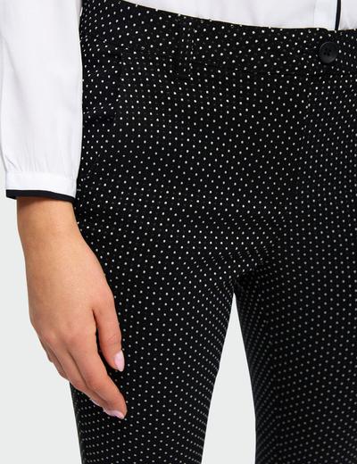 Czarne żakardowe dopasowane spodnie w białe kropki