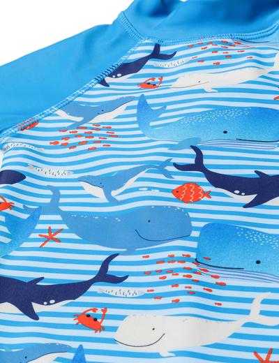 Niebieski kombinezon kąpielowy z filtrem UV i czapką- wieloryby