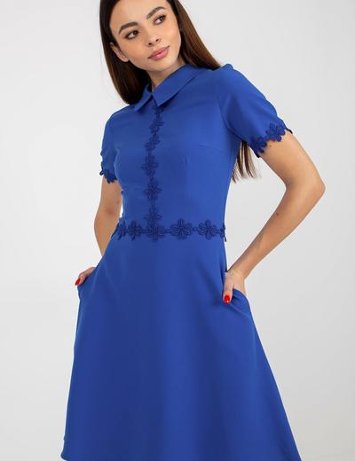 Kobaltowa sukienka koktajlowa z kołnierzykiem i kieszeniami